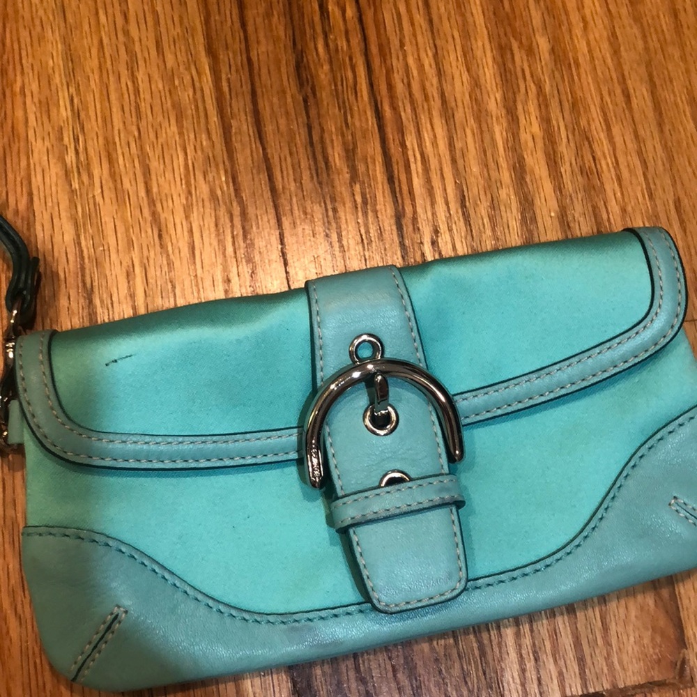 Super cute coach wristlet - Picture 6 of 8